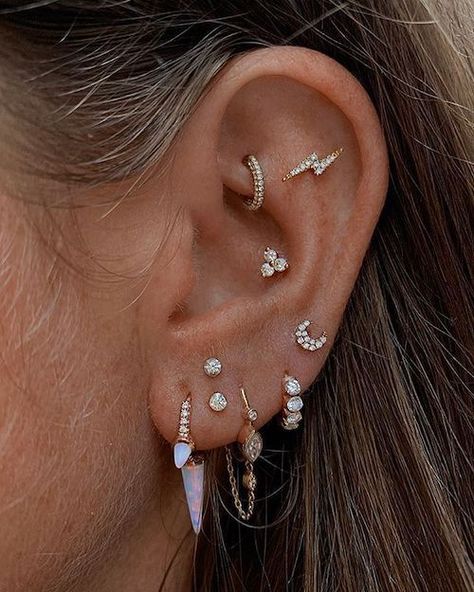 High Lobe Piercing, Constellation Piercings, Piercing Inspiration, Unique Ear Piercings, Ear Piercings Chart, Piercing Conch, Ear Lobe Piercings, Ear Art, Cool Ear Piercings