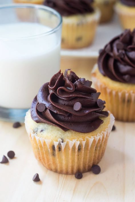 Chocolate Chip Cupcakes Recipe, Pound Cake Cupcakes, Frosting For Chocolate Cupcakes, Cupcakes With Chocolate Frosting, Chocolate Chip Pound Cake, Moist Vanilla Cupcakes, Cake Mix Cupcakes, White Cake Recipes, Nutella Cupcakes