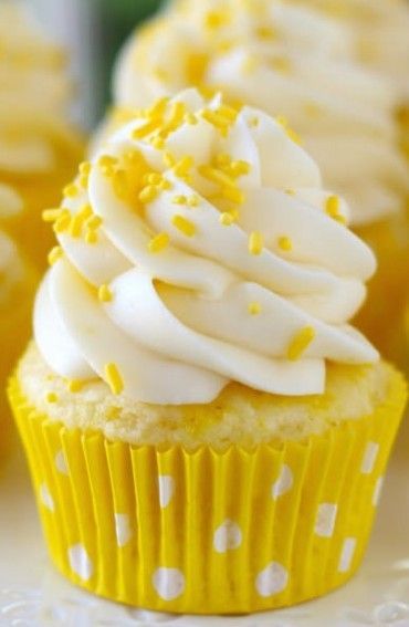 Une recette de cupcake acidulé pour l'été ! A tester avec Kiri ! #kiri #recette #cupcake #citron #cream #cheese #kids #food #enfant #yummy #fromage Yellow Cupcakes, Lemon Cream Cheese, Lemon Cream, Sprinkles, Frosting, Cream Cheese, Cupcake, Lemon, Cheese