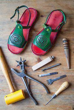 Diy Leather Slippers Pattern, Shoe Patterns, Leather Bag Tutorial, Making Shoes, Diy Sandals, Brown Leather Clutch, Crochet Shoes Pattern, Shoes And Sandals, Shoe Making