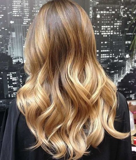 Ombré hair blond : Les 27 tendances coloration Ombré blond de la saison Ombré Blond, Balayage Hair Bob, Dark Blonde Balayage, Balayage Hair Blonde Short, Balayage Hair Blonde Long, Balayage Hair Blonde Medium, Balayage Hair Ash, Balayage Hair Caramel, Balayage Blond