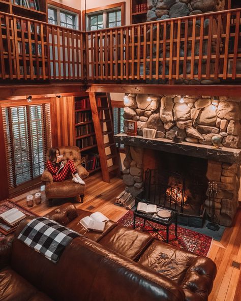 Cabin Library Home Fish Pond, Bohemian Tiny House, Stuart Weitzman Boots Outfit, Small Cabin Decorating Ideas, Cabin Library, Caitlin Covington, Southern Curls And Pearls, New England Road Trip, Black And White Flannel