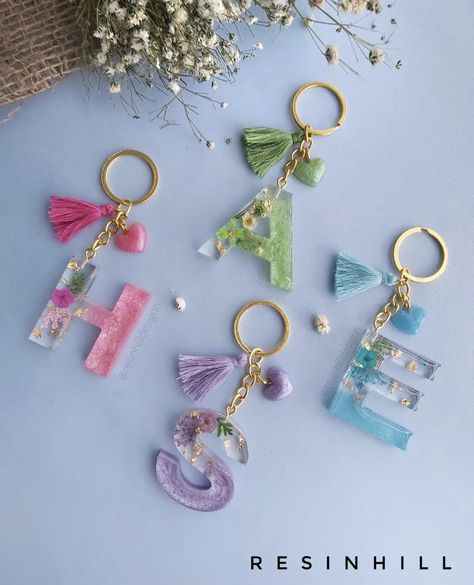 Diy Resin Gifts, Diy Resin Keychain, Resin Pendant Diy, قلادات متدلية, Keychain Craft, Resin Crafts Tutorial, Diy Resin Projects, Resin Jewelry Diy, Resin Design