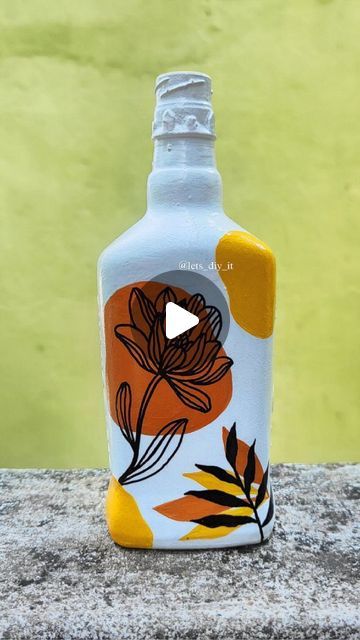 Bottil Art Painting, White Bottle Painting, Glass Painting With Acrylic Paint, Glass Bottles Art Paint Easy, Glass Bottle Art Ideas Creative, Cute Bottle Painting, Bottle Art Ideas Paint, Bottle Painting Ideas Acrylics, Bottle Crafts Painting