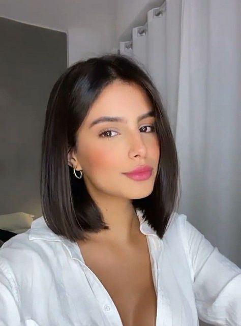 Medium Length Bob Middle Part, Choppy Bob Fine Hair Straight, Bob Haircut Above Shoulder, Sleek Brunette Bob, Very Short Hair With Highlights, Short Lob Haircut Straight, Outfits For Bob Hairstyles, Sleek Shoulder Length Hairstyles, Sleek Lob Haircut