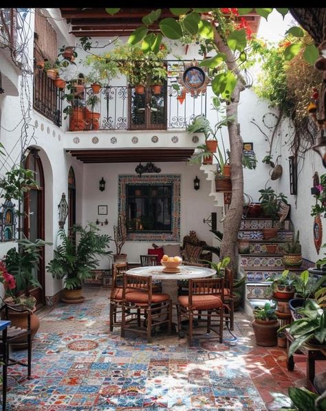 Colombian Architecture Home, Houses In Guatemala, Spanish Style Home Courtyard, Vintage Mexican House, Mexican House Architecture, Middle Eastern Architecture House, Mexico Houses Mexican Style Exterior, Mexican Asthetic Homes, Mexican House Aesthetic