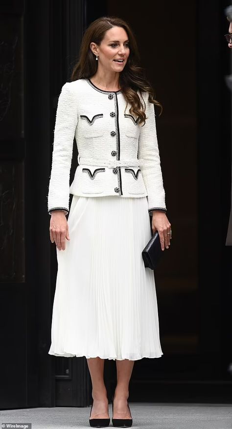 Royals who got Self-Portrait's style memo: Since Kate debuted British brand in 2016, Princess Beatrice, Meghan and Pippa have all got in on the act - and Carole Middleton showed off floral number at Royal Ascot | Daily Mail Online Princess Kate Outfits, Kate Outfits, Family Dinner Outfit, Kate Middleton Style Outfits, Looks Kate Middleton, Carole Middleton, Queen Kate, Kate Middleton Outfits, Wales Family