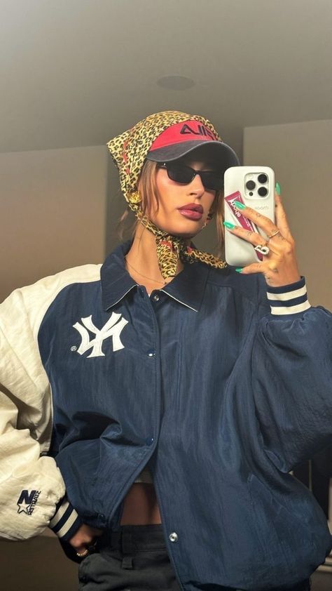 Scarf & Cap Combo #scarf #cap #bellahadid Bandana Outfit, Hailey Baldwin Style, Cap Outfit, Look Festival, Scarf Outfit, Bandana Styles, Looks Street Style, Outfits With Hats, 가을 패션