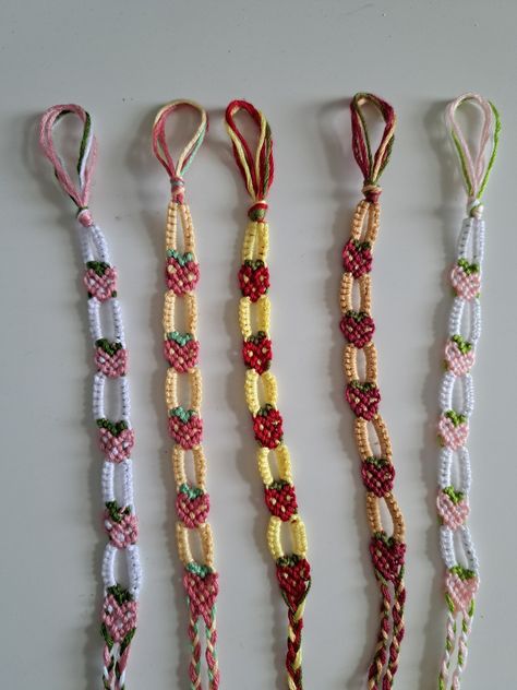 Friendship Bracelet Patterns Embroidery Thread, Strawberry Chain Bracelet, Friendship Bracelets Macrame, Simple Embroidery Bracelet Patterns, Cherry Friendship Bracelet Pattern, Strawberry Bracelet Pattern, Strawberry Friendship Bracelet, Red Friendship Bracelet, Bracelets Thread