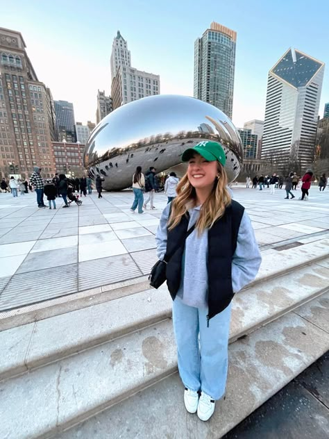 Rainy Chicago Outfit, Chicago In The Winter Outfit, Outfit Inspo For Chicago Winter, Green Hat Outfit Winter, Outfits With Ny Hat, Cold Chicago Outfits, Chicago Outfits November, Cute Chicago Outfits Cold Weather, Boston City Outfits