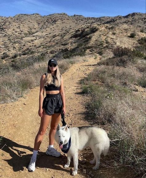 Summer Dog Walking Outfit, Dog Walking Outfit Summer, Dog Walker Aesthetic, Dog Walk Outfit, Walking Outfit Outdoor, Trail Outfits, Summer Camp Outfits, Dog Walking Outfit, Wander Outfit