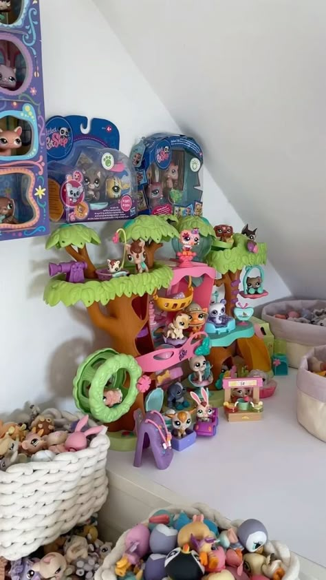 Lps Set Up, Littlest Pet Shop Collection, Littlest Pet Shop 2000s, Littlest Pet Shop Aesthetic, Lps Houses, Lps House, My Littlest Pet Shop, Toys Aesthetic, Lps Sets