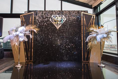 Great Gatsby Stage Decor, Great Gatsby Balloon Backdrop, Black And Gold Stage Decor, Great Gatsby Theme Decor, Great Gatsby Party Backdrop, Great Gatsby Backdrop Ideas, Roaring 20s Backdrop, Great Gatsby Themed Party Decorations, Black Shimmer Wall Backdrop