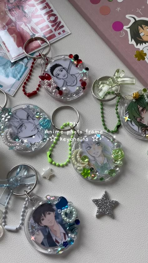 #anime #diy #keyrings Diy Photo Charm, Anime Key Chains Diy, K Pop Keychain Diy, Keychain Crafts Diy, Keychain Tutorial Beaded, How To Make Your Own Keychain, Anime Lover Gift Ideas, Diy Shaker Keychain, Beaded Keychains Tutorial