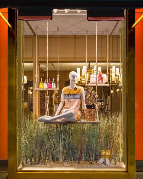 Boutique Window Displays, Fashion Window Display, Window Display Retail, Decoration Vitrine, Clothing Store Interior, Store Window Display, Store Design Boutique, Visual Merchandising Displays, Store Window Displays