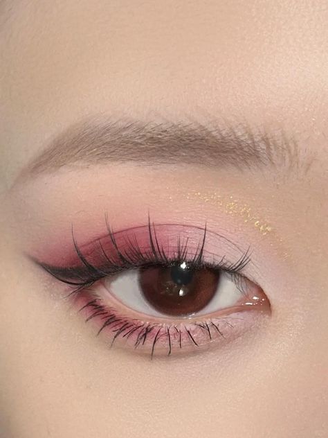 Cute Makeup Easy Simple, Simple Elegant Eyeshadow, Light Pink Korean Makeup, Simple Pink Eye Look, Pink Neutral Eyeshadow Looks, Cute Makeup Looks Korean, Kawaii Aesthetic Makeup, Flower Knows Makeup Look, Soft Pink Makeup Aesthetic