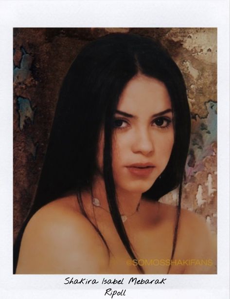 🇨🇴 Young Shakira, Shakira 2000s, Shakira Aesthetic, Shakira Young, Latina Aesthetic Hair, Shakira Hair, 90s Latina, Shakira Photos, 90s Makeup Look