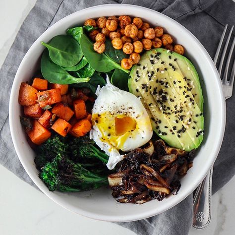 Pumpkin Doughnuts, Buddha Bowl Recipes, Encourage Him, Avocado Baby, Veggie Breakfast, Sweet Potato Spinach, Crispy Chickpeas, Healthy Grains, Buddha Bowls