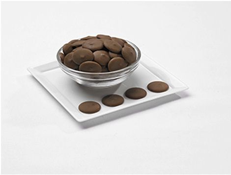 Merckens milk chocolate wafers are remarkable because, as compound chocolate, they require very little experience or finely tuned skill to work with. Compound Chocolate, Baking Shop, Chocolate Melts, Chocolate Melting Wafers, Chocolate Candy Melts, Chocolate Wafers, Chocolate Coating, Candy Making, Chocolate Treats