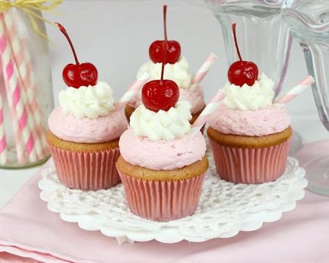 Milkshake Cupcakes, Diy Cupcake Stand, Bolo Red Velvet, Brownie Frosting, Strawberry Whipped Cream, Mouthwatering Food, Diy Ice Cream, Whipped Cream Frosting, Vanilla Pudding Mix