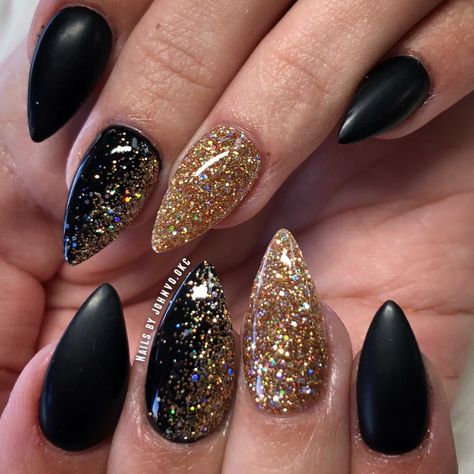 Black Gold And Silver Acrylic Nails, Black And Gold Dipped Nails, 3 Color Dip Powder Nails, Black Gold Almond Nails, Black Sparkle Almond Nails, Black And Gold Dip Powder Nails, New Year’s Eve Nails Design Black, Black And Gold Sns Nails, Black Gold Ombre Nails