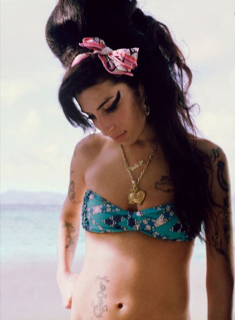 Amy Winehouse photographiée par Bryan Adams Amy Winehouse Albums, Tragically Beautiful, Love Is A Losing Game, Amy W, Losing Game, Amazing Amy, Mark Ronson, Tony Bennett, Bryan Adams