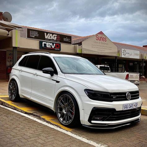 Follow if you love Volkswagen en Instagram: “Tiguan R 😱🇩🇪 Tag friends ❤VW❤ Do you like it ? Follow @vwg.o.l.f for more |@vwg.o.l.f #vw #volkswagen #mk7 #mk6 #mk5 #mk4 #mk3 #mk2 #mk1…” Bmw Truck, Volkswagen Mk7, Tiguan Vw, Vw Wagon, Tiguan R Line, Tiguan R, Volkswagen Scirocco, Line Photo, Toyota Alphard