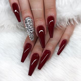 ”Goal digger” from @banobeautysweden & Swarovski 👌🏼💎 Debs Nails, Burgundy Acrylic, Burgundy Acrylic Nails, White And Green Nails, Silver Nail Designs, Silver Nail Art, Maroon Nails, Cheetah Nails, Gold Nail Art