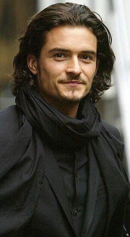 Orlando Bloom. Super jealous of his hair. I mean, really, how can h have better hair than any woman? It is just not fair! Orlando Bloom Hair, Orlando Bloom Long Hair, Orlando Bloom Wallpaper, Orlando Bloom Legolas, Legolas Greenleaf, Romantic Men, Actors Male, Not Fair, Orlando Bloom