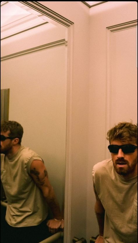 Chainsmokers Wallpaper, Guy Aesthetic Outfits, Andrew Taggart, The Chainsmokers, Chainsmokers, Hairstyles Haircuts, Miley Cyrus, Aesthetic Outfits, Rap