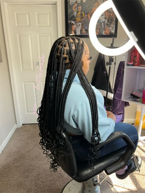 Knotless Box Braids Long With Curls, Middle Knotless Braids, Medium Knotless Waist Length Braids, Waste Length Knotless Braids, Knotless Smedium Braids With Curly Ends, Waist Length Knotless Braids Curly Ends, Long Knotless With Curls At The End, Large Knotless With Curly Ends, Hair Styles Black Braids