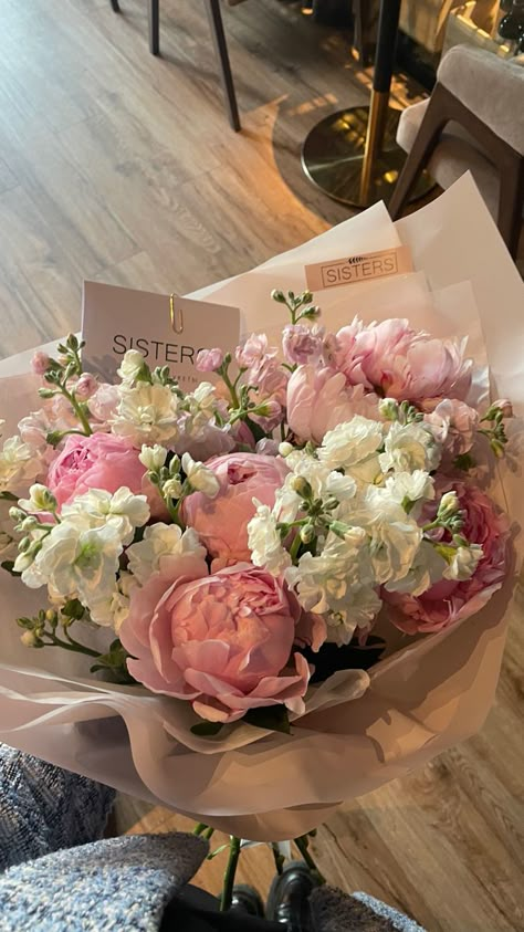 Boquette Flowers, Flowers Bouquet Gift, Nothing But Flowers, Aesthetic Lifestyle, Flower Therapy, Beautiful Bouquet Of Flowers, Luxury Flowers, Bouquet Of Flowers, 가을 패션