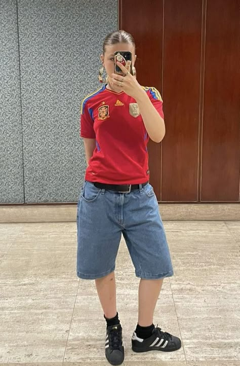 Jorts And Football Shirts, Blokecore Women, Adidas Superstar Outfit, Jorts Outfit, Polo Shirt Outfits, Jersey Fashion, Outfit Denim, Jersey Outfit, Football Outfits