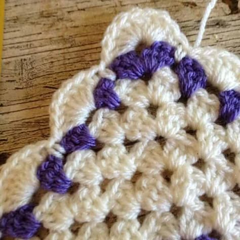 33 Crochet Borders and Edgings for Blankets - Free Patterns Crochet Blanket Edging Free Pattern, Blanket Borders, Blanket Edging, Crochet Blanket Border, Granny Square Baby Blanket, Crochet Blanket Edging, Sunburst Granny Square, Crochet Border Patterns, Border Patterns