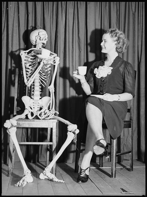 Skeleton And Woman, 1940s Aesthetic, 1930s Outfits, Vampire Core, Halloween Pin Up, Tea Vintage, Vintage Halloween Photos, Vintage Halloween Images, Halloween Photoshoot