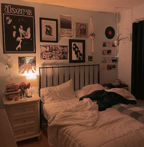 creds: ?? 2005 Bedroom Aesthetic, Easy Room Aesthetic, Dark Room Furniture, Furniture Inspo Bedroom, Queen Bed Aesthetic Room, Iheartmybf Pfp, Restroom Aesthetic Ideas, Downtown Cozy Bedroom, Grid Bedding Aesthetic