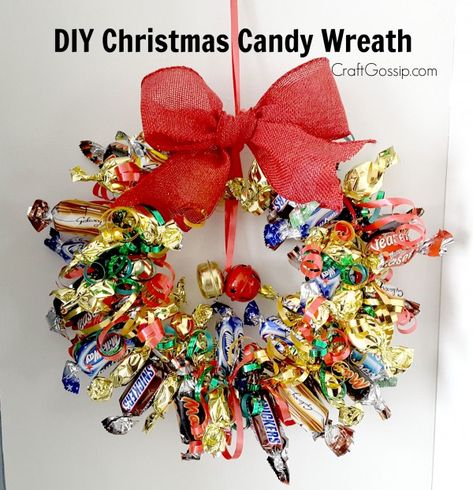 DIY Christmas Chocolate Candy Wreath – Edible Crafts Candy Wreath Diy, Christmas Chocolate Candy, Candy Wreath Christmas, Christmas Candy Wreath, Candy Wreaths, Food Craft Ideas, Christmas Candy Crafts, Candy Gifts Diy, Diy Christmas Candy