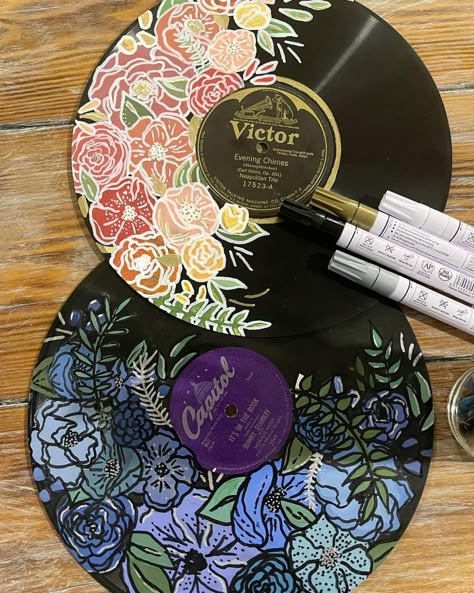 Paint Vinyl Records Diy, Objects To Paint On, Vinyl Vintage, Decorated Records, Painted Cd Ideas, Paint Records, Painting Vinyl Records, Vinyl Art Paint Aesthetic, Record Painting Ideas Flowers