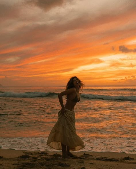 Sunset Photoshoot Outfit Ideas, Sun Person Aesthetic, Being Free Aesthetic, Life Inspiration Pictures, Good Pictures For Instagram, Boho Beach Pictures, Pictures On Beach, Summer Vacation Pictures, Free Woman Aesthetic