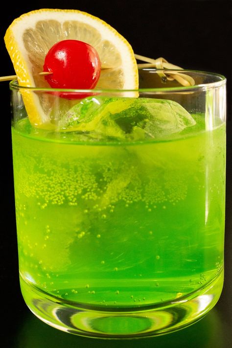 Make the classic bright green Midori cocktail from the 90's with this easy recipe. A light & fruity drink. Midori Sour Recipe, Midori Drinks, Midori Cocktails, Lime Cocktails, Midori Sour, Fruity Drinks, Alcoholic Beverages, 40th Anniversary, Bright Green