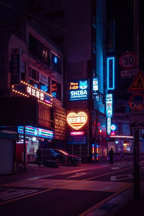 A city street at night with neon signs photo – Free Seoul Image on Unsplash Itaewon Seoul, City Street At Night, Asia Nature, Seoul Night, House Forest, Seoul Street, Skyscraper Building, Road Light, Street At Night