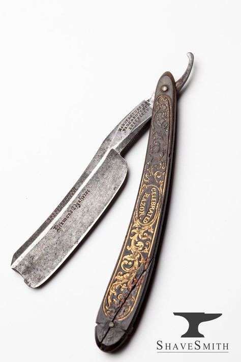 The old britva Vintage Straight Razors, Vintage Razors, Straight Razor Shaving, Vintage Shaving, Barber Razor, Engraved Pocket Knives, Barber Tools, Shaving Accessories, Close Shave