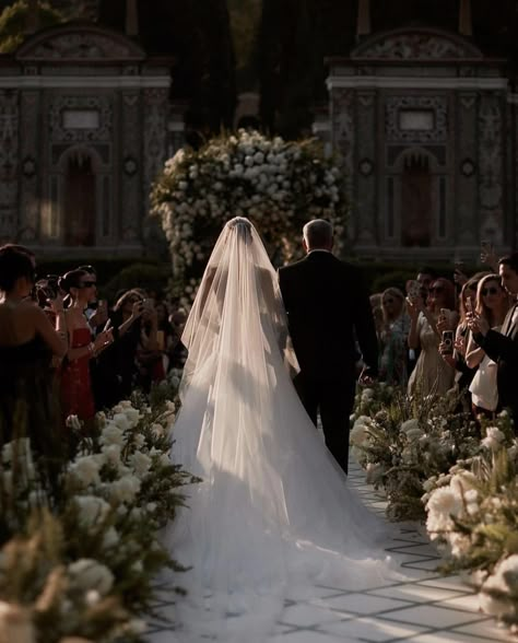 Gown Haute Couture, Italy Beautiful Places, Beautiful Places To Get Married, Wedding Venues In Italy, Italian Wedding Venues, Couture Dior, Italy Beautiful, Wedding Ceremony Photos, Classic Romance