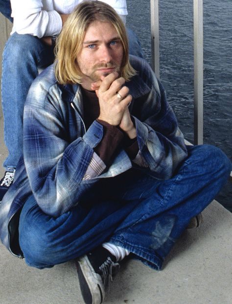 youremyvitamins:April 5, 1994 - It is believed that Kurt Cobain died on this day. His body would be discovered three days later, April 8. The last thing he was listening to was REM’s ‘Automatic For The People’. Kurt Cobain Outfit, Kurt Cobain Photos, Kurt And Courtney, Donald Cobain, Krist Novoselić, Nirvana Kurt Cobain, Nirvana Kurt, Dave Grohl, Foo Fighters