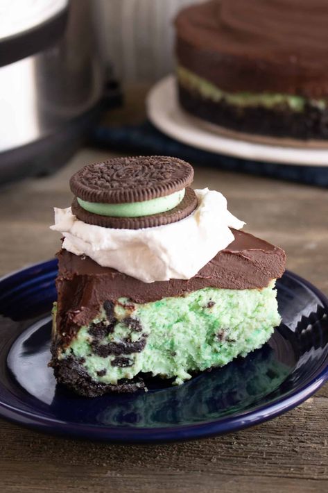 Instant Pot Mint Chip Oreo Cheesecake Cheesecake Oreo Crust, Mint Oreo Cheesecake, Cheesecake Instant Pot, Cheesecake Factory Pumpkin Cheesecake, Cheesecake Mixture, Instant Pot Cheesecake, Strawberry French Toast, Cheesecake Frosting, Cheesecake Oreo