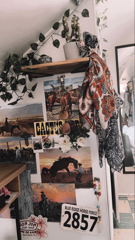 Punchy Bedroom Ideas, Western Horse Room Ideas, Barrel Racer Bedroom Ideas, Aesthetic Western Room Ideas, Western Country Bedroom, Country Decor For Bedroom, Modern Country Room Ideas, Preppy Western Bedroom, Cowgirl Dorm Room Ideas