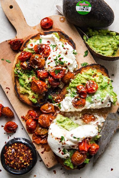 Create this stunning and flavorful gourmet avocado toast that will make breakfast or lunch feel like you are at a 5 start restaurant. Whip up this incredibly beautiful recipe today from The Produce Moms Avocado Toast Plating, Beautiful Sandwiches, Fancy Avocado Toast, Tomatoes And Burrata, Halloween Headpiece, Blistered Tomatoes, Avocado Recipes Dinner, Avocado Dishes, Avocado Toast Recipe