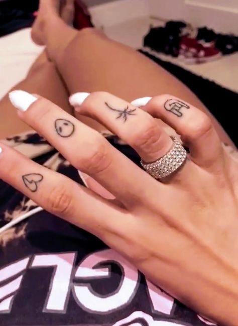 @gabibrandt Alien Tattoo Finger, Alien Tattoo On Finger, Alien Finger Tattoo, Cool Finger Tattoos, Stick Tattoo, Finger Tats, Hand And Finger Tattoos, Geometric Tattoo Arm, Finger Tattoo Designs