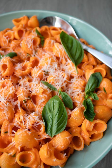 Red Pepper Mac And Cheese, Cheesy Red Sauce Pasta, Pink Hair Trends, Roasted Red Pepper Pasta Sauce, Red And Pink Hair, Pepper Pasta Sauce, Red Pepper Pasta Sauce, Vegetarian Roast, Smoked Salmon Pasta