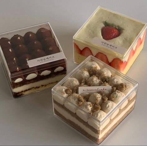 Catering Meals Ideas, Cake Packaging Ideas Design, Tiramisu Box Cake, Tiramisu Box Packaging, Tiramisu Packaging Ideas, Korean Cake Box, Dessert Box Packaging, Dessert Box Aesthetic, Tiramisu Packaging